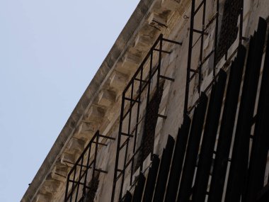 Syracuse 'un Bourbon hapishanesi Ortigia' da Apollo Tapınağı yakınlarında yer almaktadır. Ortigia Adası Sicilya 'daki muhteşem Syracuse şehrinin kalbini temsil eder..