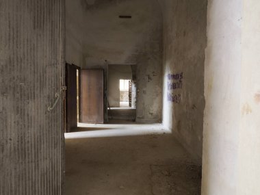 Syracuse 'un Bourbon hapishanesi Ortigia' da Apollo Tapınağı yakınlarında yer almaktadır. Ortigia Adası Sicilya 'daki muhteşem Syracuse şehrinin kalbini temsil eder..