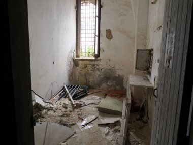 Syracuse 'un Bourbon hapishanesi Ortigia' da Apollo Tapınağı yakınlarında yer almaktadır. Ortigia Adası Sicilya 'daki muhteşem Syracuse şehrinin kalbini temsil eder..