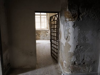 Syracuse 'un Bourbon hapishanesi Ortigia' da Apollo Tapınağı yakınlarında yer almaktadır. Ortigia Adası Sicilya 'daki muhteşem Syracuse şehrinin kalbini temsil eder..