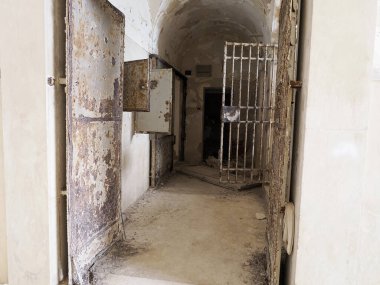 Syracuse 'un Bourbon hapishanesi Ortigia' da Apollo Tapınağı yakınlarında yer almaktadır. Ortigia Adası Sicilya 'daki muhteşem Syracuse şehrinin kalbini temsil eder..