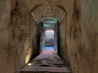 Syracuse 'un Bourbon hapishanesi Ortigia' da Apollo Tapınağı yakınlarında yer almaktadır. Ortigia Adası Sicilya 'daki muhteşem Syracuse şehrinin kalbini temsil eder..