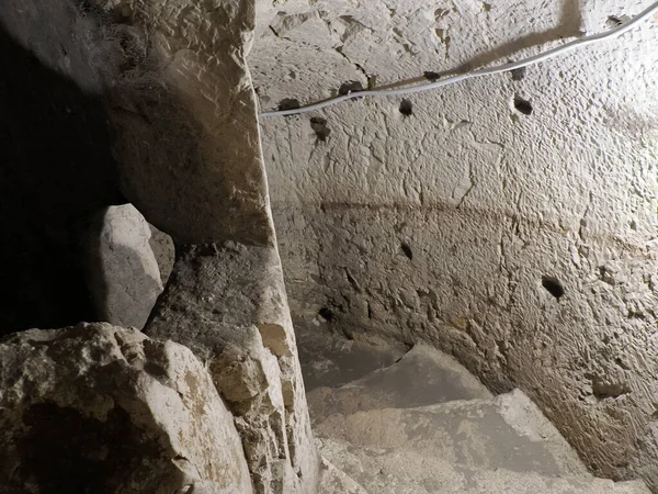 카타콤은 이탈리아 시라쿠사의 유대인 기아에 필리포 아래에서 방공호를 — 스톡 사진