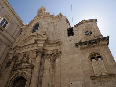 Ortigia Syracuse eski binalar güneşli bir günde sokak manzarası Sicilya, İtalya