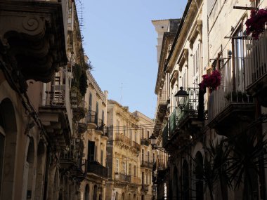 Ortigia Syracuse eski binalar güneşli bir günde sokak manzarası Sicilya, İtalya