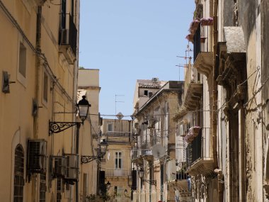 Ortigia Syracuse eski binalar güneşli bir günde sokak manzarası Sicilya, İtalya