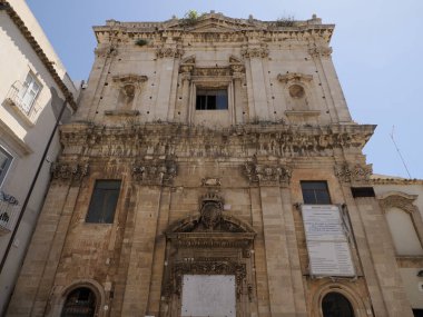 Ortigia Syracuse eski binalar güneşli bir günde sokak manzarası Sicilya, İtalya