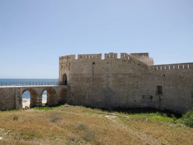 Maniace şatosu ortiji eski binalar güneşli bir günde Sicilya, İtalya 'da sokak manzarası