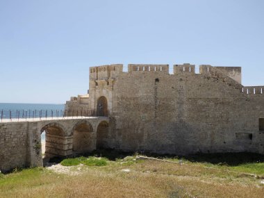 Maniace şatosu ortiji eski binalar güneşli bir günde Sicilya, İtalya 'da sokak manzarası