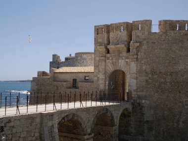 Maniace şatosu ortiji eski binalar güneşli bir günde Sicilya, İtalya 'da sokak manzarası