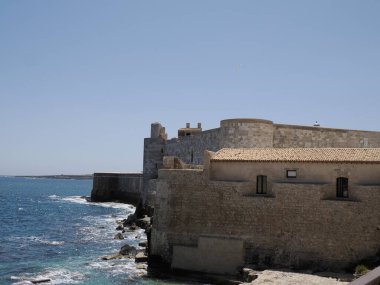 Maniace şatosu ortiji eski binalar güneşli bir günde Sicilya, İtalya 'da sokak manzarası