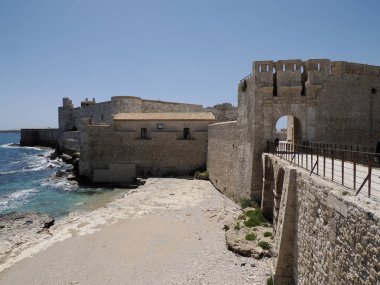 Maniace şatosu ortiji eski binalar güneşli bir günde Sicilya, İtalya 'da sokak manzarası