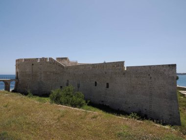 Maniace şatosu ortiji eski binalar güneşli bir günde Sicilya, İtalya 'da sokak manzarası