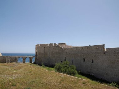 Maniace şatosu ortiji eski binalar güneşli bir günde Sicilya, İtalya 'da sokak manzarası