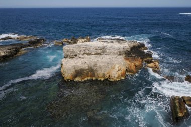 Ortigia Syracuse 'daki deniz güneşli bir günde eski binalar cadde manzarası Sicilya, İtalya