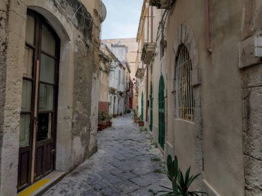 Ortigia Syracuse eski binalar güneşli bir günde sokak manzarası Sicilya, İtalya