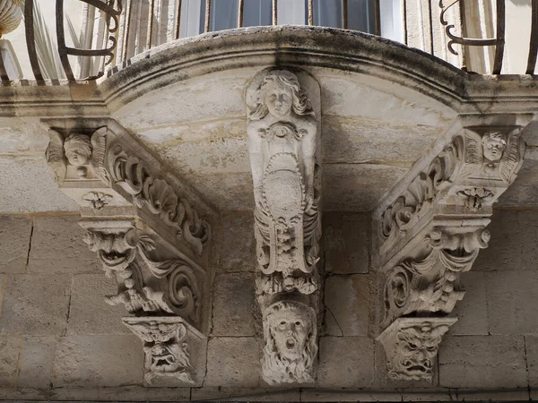 Balkon Rzeźba Ortigia Syracuse Stare Budynki Widok Ulicę Słoneczny Dzień — Zdjęcie stockowe