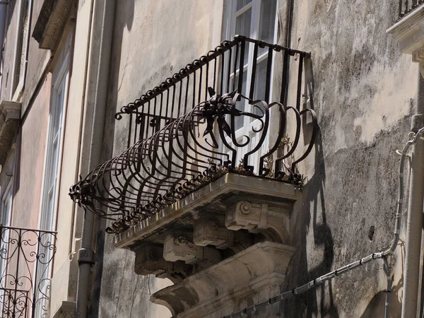 Скульптура Балконе Ortigia Syracuse Старые Здания Вид Улицу Солнечный День — стоковое фото