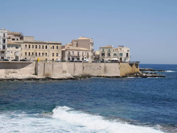 Mar Ortigia Syracuse Edifícios Antigos Vista Rua Dia Ensolarado Sicília — Fotografia de Stock
