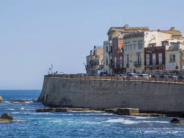 Tenger Ortigia Syracuse Régi Épületek Utcára Néző Napos Napon Szicília — Stock Fotó