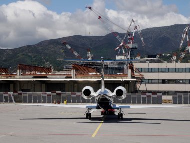 Ceneviz Havaalanı 'nın dışında özel bir jet uçağı ve iş adamları bekliyor. Lüks turizm ve iş seyahati ulaşım kavramı