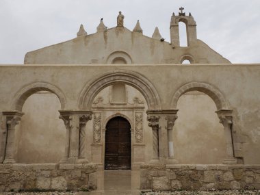 San Giovanni Kilisesi, bodrumda St. John 'un meşhur yeraltı mezarları (Chiesa di San Giovanni Alle Catacombe), Syracuse, Sicilya