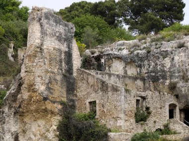 İtalya 'nın Syracuse kentindeki Yunan Roma tiyatrosunda bulunan Dionysos ve Nymphaeum Mağarası (Grotta del Ninfeo) yapay mağarası