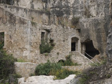 İtalya 'nın Syracuse kentindeki Yunan Roma tiyatrosunda bulunan Dionysos ve Nymphaeum Mağarası (Grotta del Ninfeo) yapay mağarası