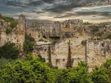 İtalya 'nın Syracuse kentindeki Yunan Roma tiyatrosunda bulunan Dionysos ve Nymphaeum Mağarası (Grotta del Ninfeo) yapay mağarası