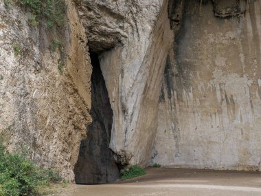 İtalya 'nın Syracuse kentindeki Yunan Roma tiyatrosunda bulunan Dionysos ve Nymphaeum Mağarası (Grotta del Ninfeo) yapay mağarası