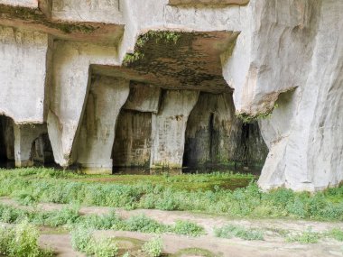 İtalya 'nın Syracuse kentindeki Yunan Roma tiyatrosunda bulunan Dionysos ve Nymphaeum Mağarası (Grotta del Ninfeo) yapay mağarası