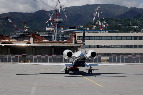 Ett Privat Jetplan Parkerat Utsidan Genua Flygplats Och Väntar Affärsmän — Stockfoto