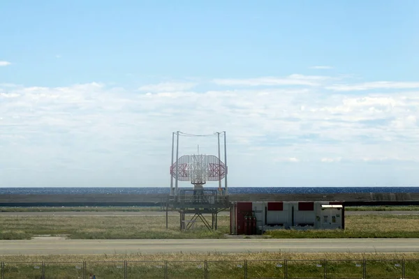 Talya Nın Deniz Kıyısındaki Cenova Havaalanında Bir Radar Kontrol Kulesi — Stok fotoğraf