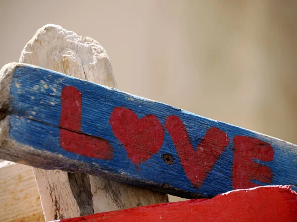 Eine Liebe Holz Zeichen Detail Aus Nächster Nähe — Stockfoto