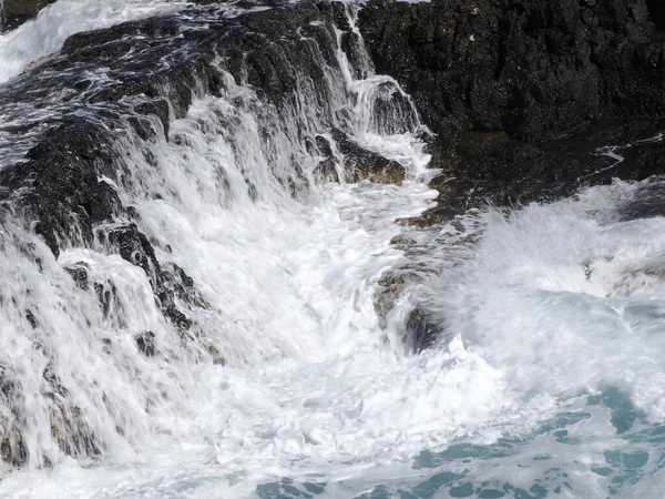 Μεγάλα Κύματα Που Πέφτουν Πάνω Βράχους Λάβας — Φωτογραφία Αρχείου