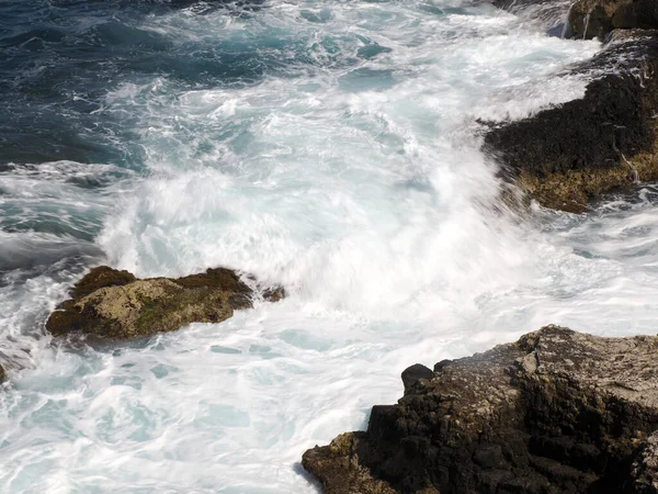 Büyük Deniz Dalgaları Lav Kayaları Üzerinde Sıçrıyor — Stok fotoğraf