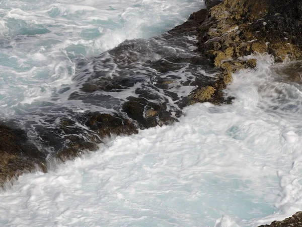 Stora Havsvågor Stänk Lavastenar — Stockfoto