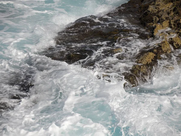 Большие Морские Волны Брызгающие Лавовые Камни — стоковое фото
