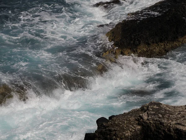 Stora Havsvågor Stänk Lavastenar — Stockfoto