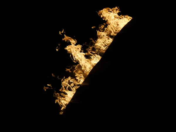 黒い背景に隔離された本物の炎 — ストック写真