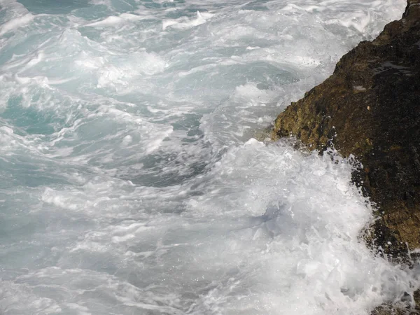 Большие Морские Волны Брызгающие Лавовые Камни — стоковое фото