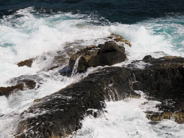 Grandes Olas Marinas Salpicando Sobre Rocas Lava —  Fotos de Stock