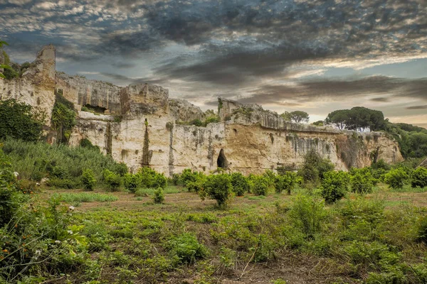 ディオニソスの耳とニンファウムの洞窟 ニンファオ イタリア シラキュースのギリシャローマ劇場の人工洞窟 — ストック写真