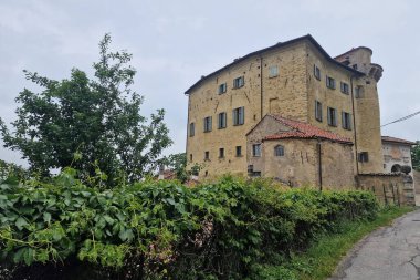 Ortaçağ Borgo Adorno Kalesi, Piedmont, İtalya