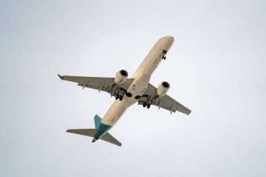 Alttaki beyaz arkaplandan inerken uçak jeti