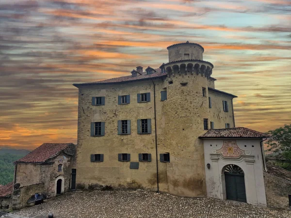 Das Mittelalterliche Dorf Borgo Adorno Burg Piemont Italien — Stockfoto