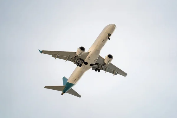 Jato Avião Durante Aterrissagem Vista Inferior Fundo Branco — Fotografia de Stock