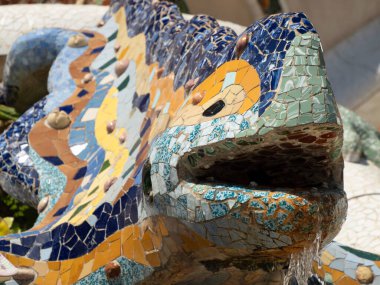 Barselona Park 'taki kertenkele mozaik çeşmesi Guell İspanya başyapıtı