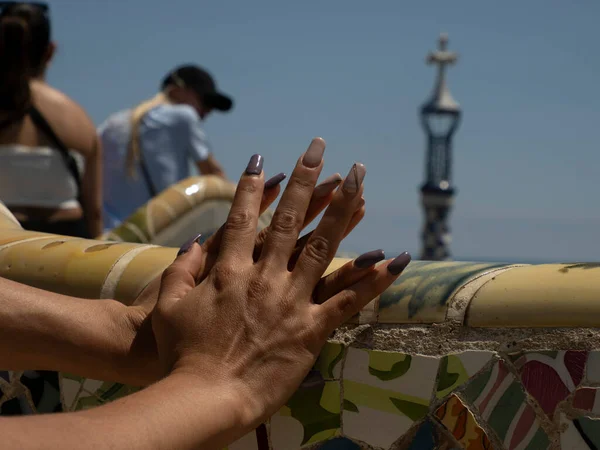 Mulher Mãos Telhas Cerâmicas Parque Barcelona Guell Spain Gaudi Obra — Fotografia de Stock