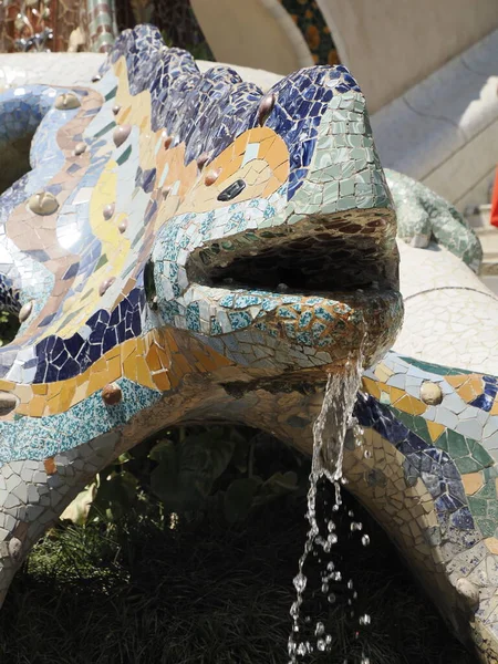 Фонтан Мозаики Геккон Парке Барселона Гуэль Испанский Шедевр Гауди — стоковое фото